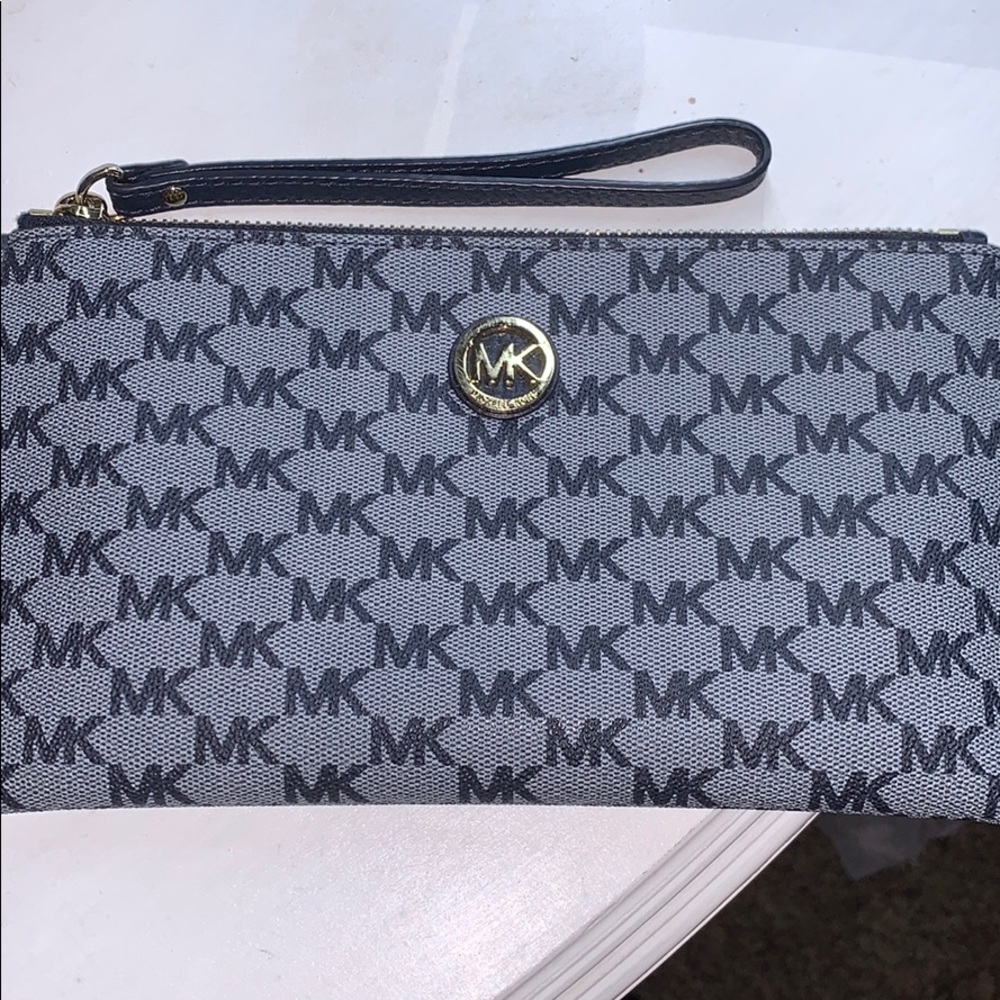 michael kors wristlet